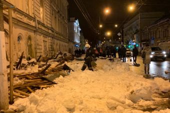 ЧП в Твери: трое людей получили травмы во время обрушения навеса над остановкой общественного транспорта