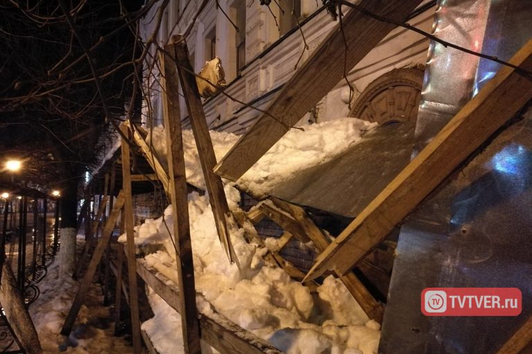 В Твери на улице Трехсвятской рухнул деревянный навес