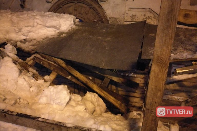 В Твери на улице Трехсвятской рухнул деревянный навес