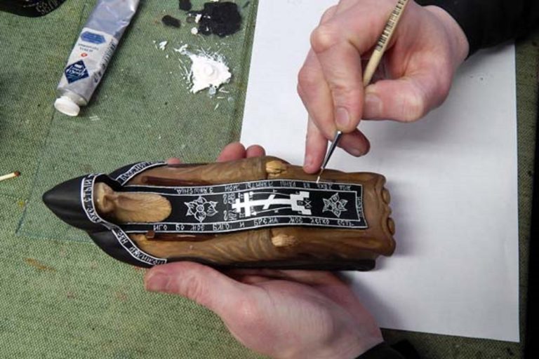 Осужденные тверской колонии пишут картины маслом и вырезают фигурки святых