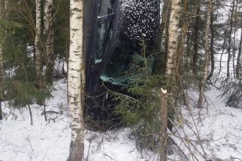 В Тверской области иномарка вылетела с дороги и встала на попа