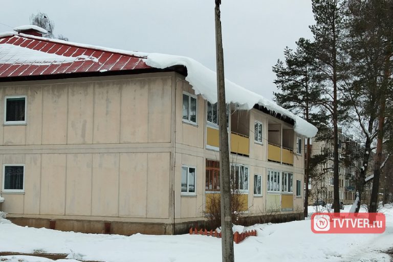 В Тверской области сосульки средней и меньшей дальности угрожают закрытому военному городку, несмотря на вмешательство СК