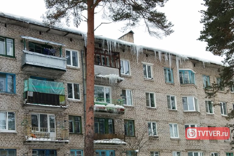 В Тверской области сосульки средней и меньшей дальности угрожают закрытому военному городку, несмотря на вмешательство СК
