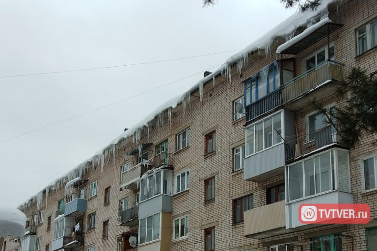 В Тверской области сосульки средней и меньшей дальности угрожают закрытому военному городку, несмотря на вмешательство СК
