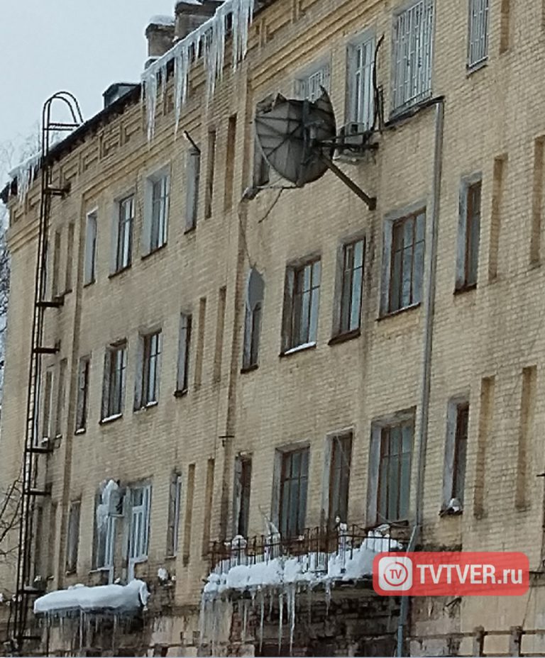В Тверской области сосульки средней и меньшей дальности угрожают закрытому военному городку, несмотря на вмешательство СК