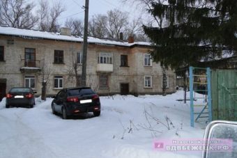 В Бежецке на семейную пару обрушился козырек подъезда