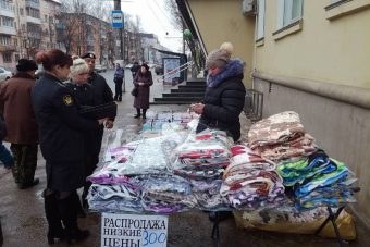 Тверские приставы арестовали товар у нелегальных торговцев