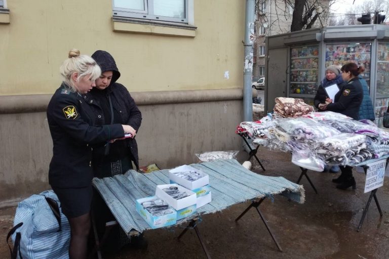 Тверские приставы арестовали товар у нелегальных торговцев