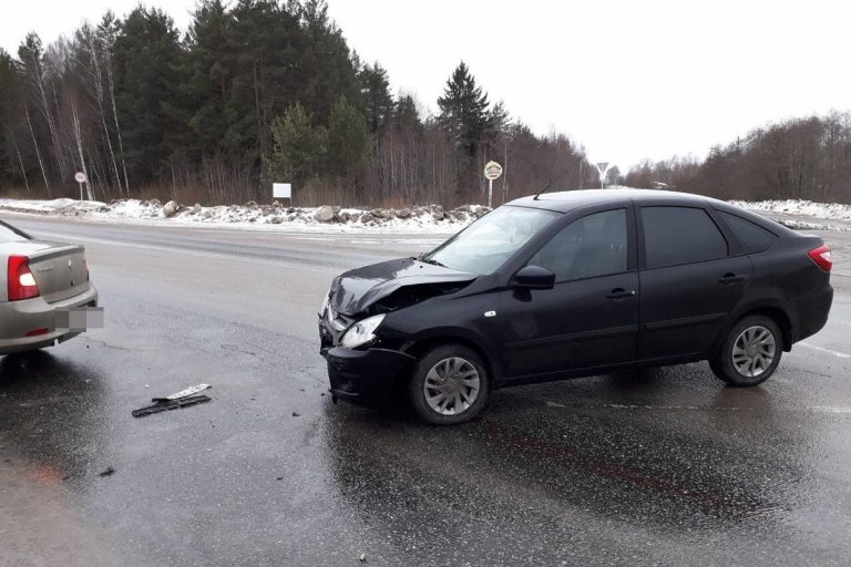 Девушка на Renault Logan спровоцировала ДТП под Тверью Девушка на Renault Logan спровоцировала ДТП под Тверью