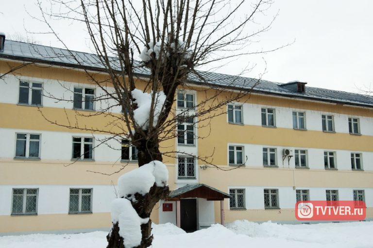 В Тверской области сосульки средней и меньшей дальности угрожают закрытому военному городку, несмотря на вмешательство СК
