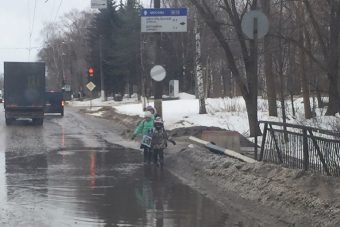 В Твери дети вынуждены ходить в школу и обратно по оживленной дороге