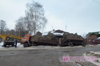 В Бежецке опрокинулся грузовик с прицепом
