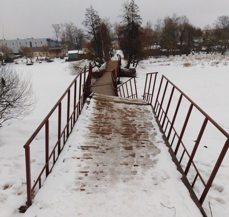 Ты туда не ходи! В Тверской области "пьяный" мост начал плясать