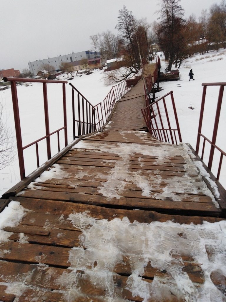 Ты туда не ходи! В Тверской области "пьяный" мост начал плясать