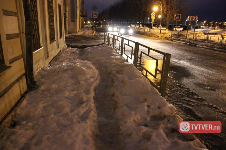В Твери историческая набережная Степана Разина утопает в снегу