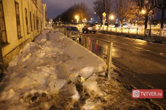 В Твери историческая набережная Степана Разина утопает в снегу