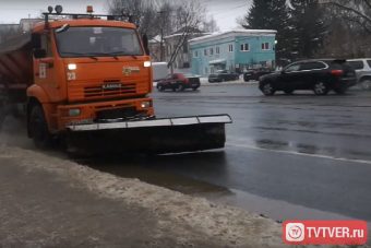 В Твери коммунальщики имитируют уборку дорог
