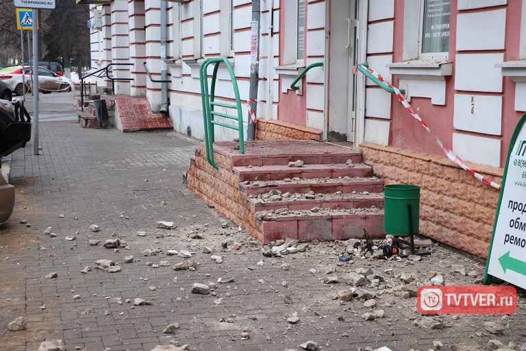 В центре Твери кусок стены дома упал на козырек магазина и автомобиль