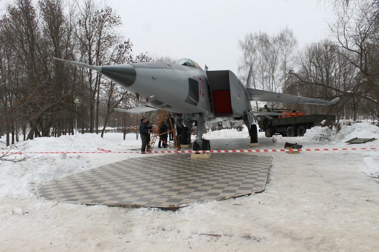 В Твери милитаризованную площадку в Парке Победы пополнил истребитель МиГ-25