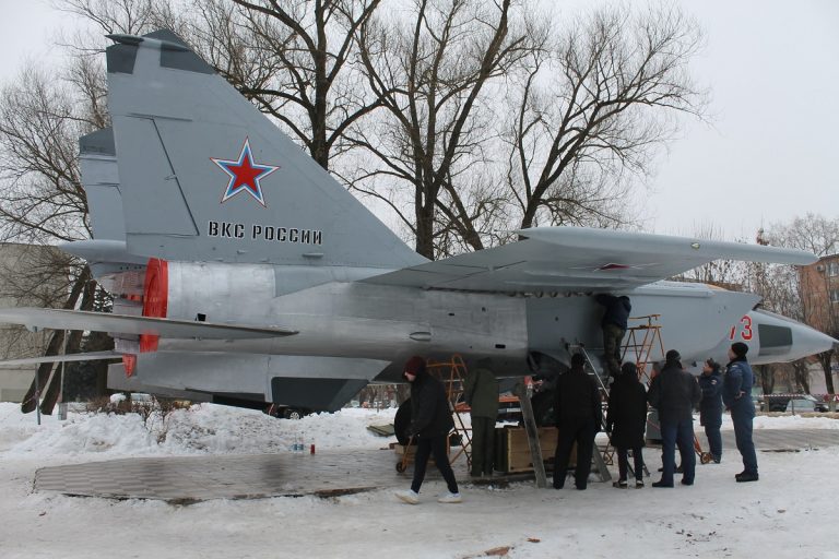 В Твери милитаризованную площадку в Парке Победы пополнил истребитель МиГ-25