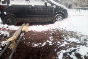 В Тверской области трубу с водой заменили, пропустив ее под припаркованной машиной