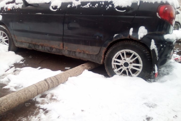 В Тверской области трубу с водой заменили, пропустив ее под припаркованной машиной