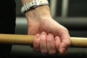 Житель Твери черенком швабры побил несостоявшуюся тещу