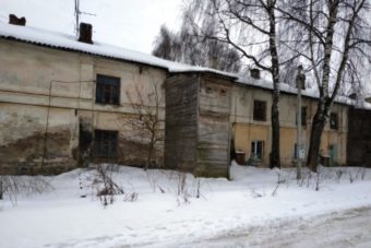 В Бежецке расселенный аварийный дом заселили жителями