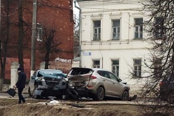 Из-за открытого люка в Твери произошло столкновение автомобилей, есть пострадавший
