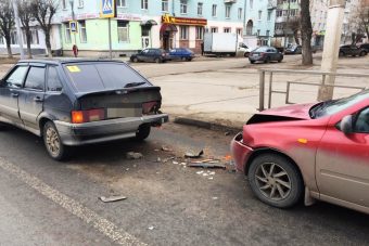 В Твери молодая автоледи на LADA Kalina спровоцировала ДТП с пострадавшим