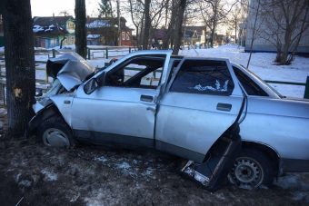 В Ржеве пьяный водитель врезался в дерево и смял пешеходное ограждение