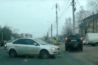 В Твери кроссовер врезался в столб, уходя от столкновения с легковушкой