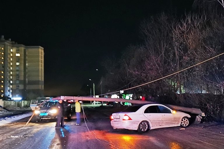 В Тверской области Mercedes врезался в фонарный столб