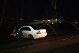 В Тверской области Mercedes врезался в фонарный столб В Тверской области Mercedes врезался в фонарный столб