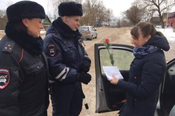 В Твери и других городах области сотрудники ГИБДД дарят цветы женщинам-водителям В Твери и других городах области сотрудники ГИБДД дарят цветы женщинам-водителям