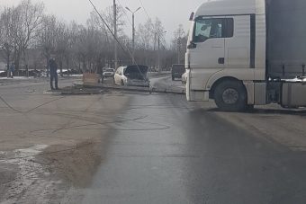 В Твери иномарка протаранила бетонный столб