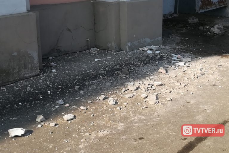 С дома в центре Твери на прохожих падают огромные камни