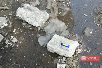 С дома в центре Твери на прохожих падают огромные камни