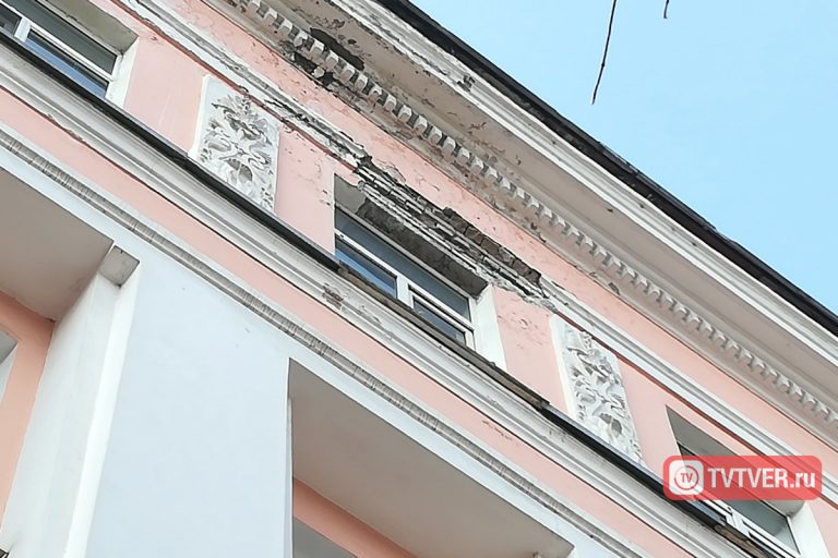 С дома в центре Твери на прохожих падают огромные камни