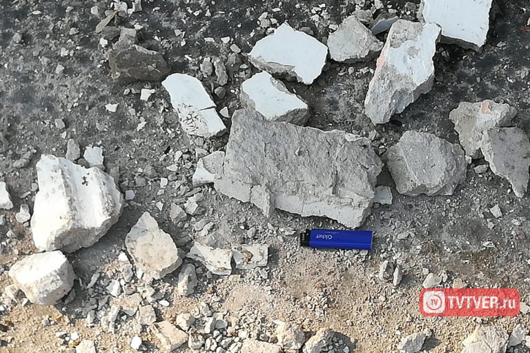 С дома в центре Твери на прохожих падают огромные камни