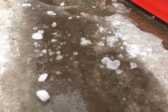 В Тверской области кусок наледи упал на молодую женщину