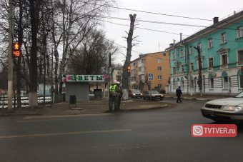 На оживленной улице в Твери замечено скопление военной техники и людей с автоматами