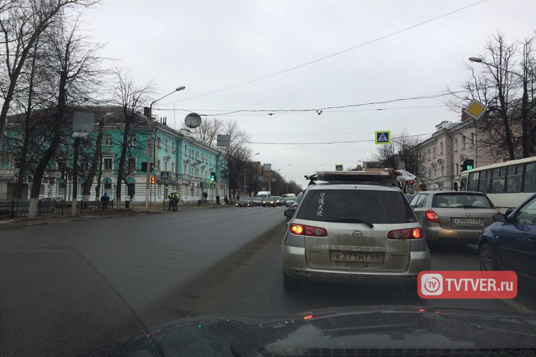 На оживленной улице в Твери замечено скопление военной техники и людей с автоматами