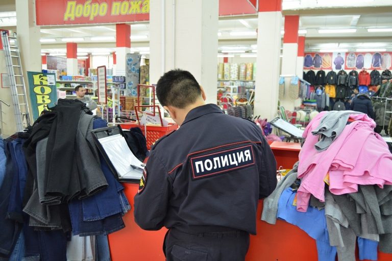 В Твери торговали одеждой с логотипами известных брендов