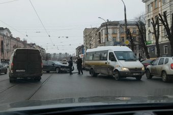 В центре Твери столкнулись маршрутка и иномарка