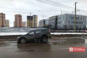 В Твери на улице Освобождения внедорожник провалился в глубокую яму