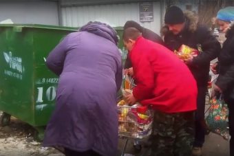 Жители Твери дежурят у помойки, куда из «Пятерочки» выбрасывают просроченные продукты