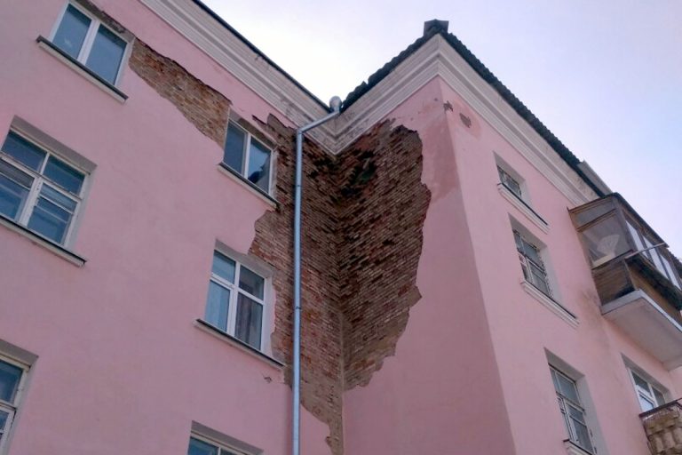 Во Ржеве обрушилась стена жилого дома