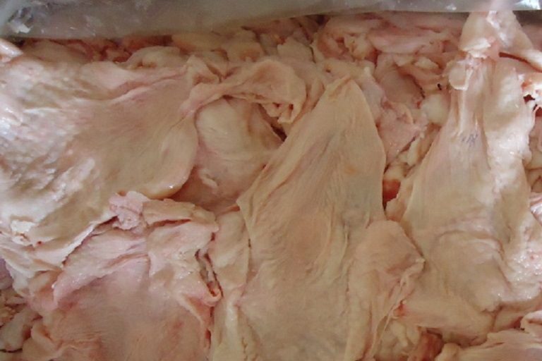 На мясокомбинате в Торжке обнаружили сомнительную курятину На мясокомбинате в Торжке обнаружили сомнительную курятину