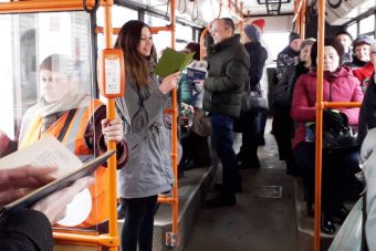 «Весна, весна! Как воздух чист!»: в Твери пассажирам в автобусе читали стихи
